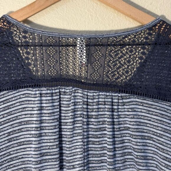 Xhilaration Gray and White Relaxed Tunic Top 3/4 Sleeves Lace back stretch. - Picture 5 of 10